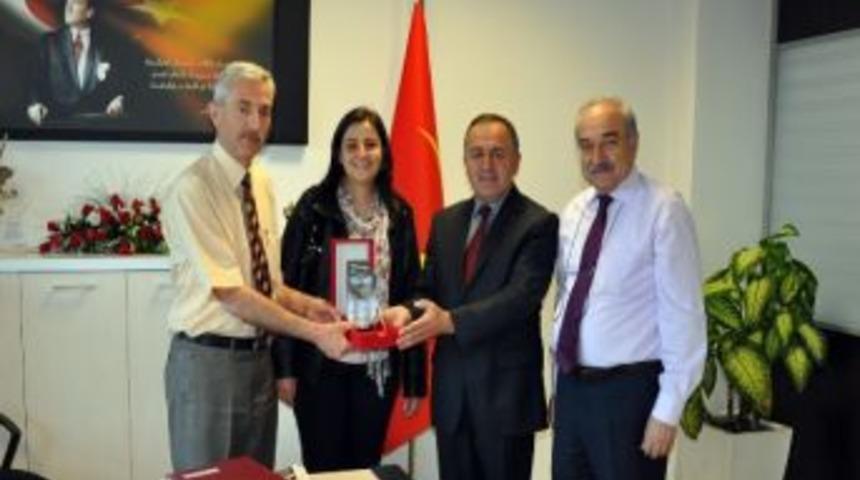 Kasfot&rsquo;dan Belediyeye Plaket