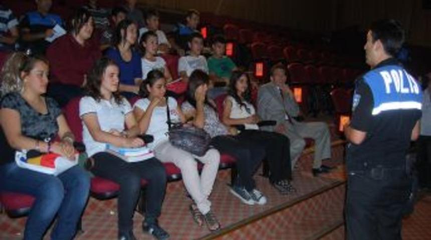 Kozan Polisi 25 &Ccedil;ocuğu Sinemaya G&ouml;t&uuml;rd&uuml;