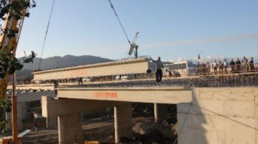 &Ccedil;aycuma&rsquo;da Yeni Yapılan K&ouml;pr&uuml;ye İlk Beton Bloklar Konuldu