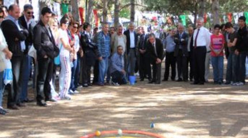 Iraklı Gazeteci El Zeydi&rsquo;nin Bush'a Ayakkabı Fırlatması Ankara'da Oyun Oldu