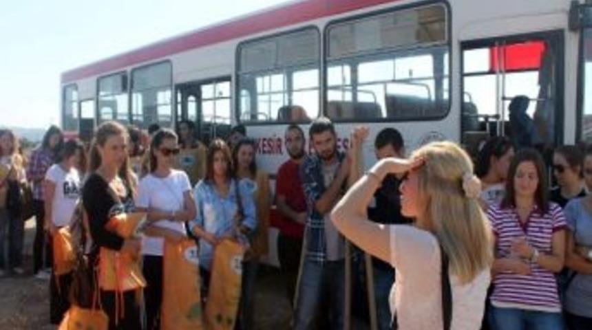 &Uuml;niversiteli Tema'cılar Fidan Dikti