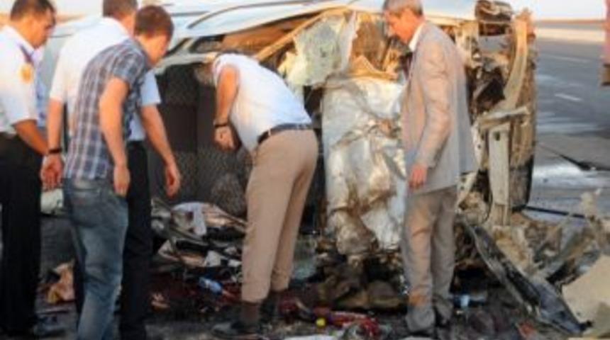 D&uuml;ğ&uuml;n Konvoyunda Kaza: 4 &Ouml;l&uuml;, 3 Yaralı