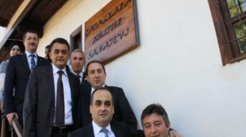 Hitit &Uuml;niversitesi Senatosu &Ccedil;atalkara'da &lsquo;&rsquo;Buluşma&rsquo;&rsquo; Sergisi A&ccedil;tı