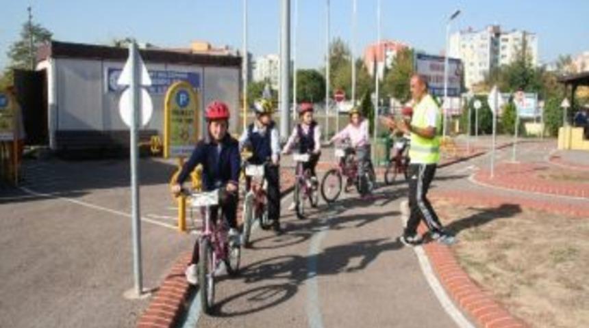 İzmit&rsquo;te &Ouml;ğrenciler, Bisiklet Eğitimi Alıyor