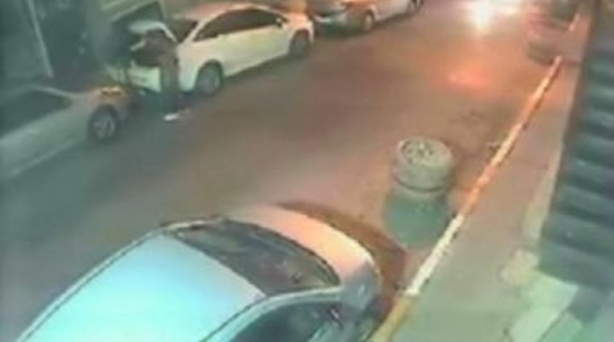 Otomobilden Hırsızlık G&uuml;venlik Kamerasında