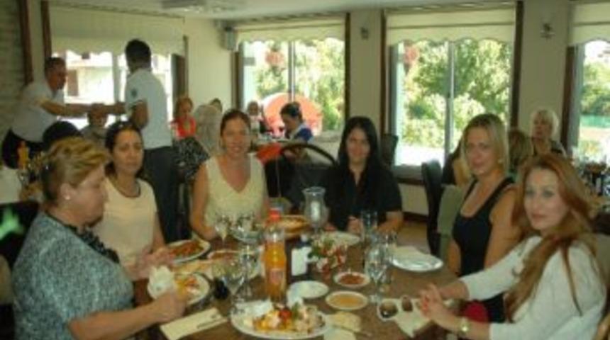 Yardımsevenler Derneği'nden Yemek