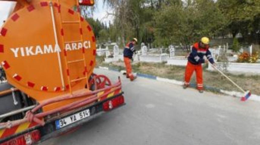 Gebze'de Mezarlıkları Bayrama Hazırlanıyor