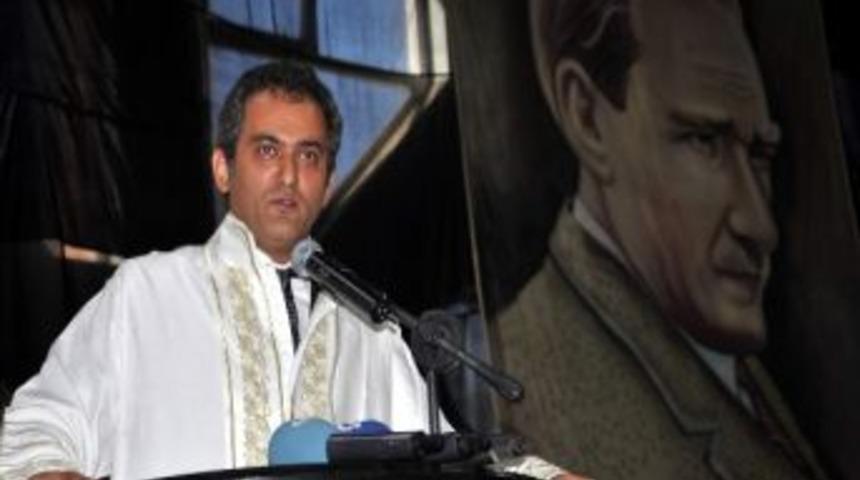 Rekt&ouml;r &Ouml;zer, Hizmetleri Sıraladı