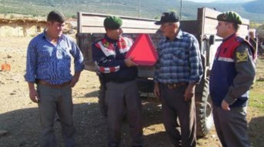 Jandarma, Trakt&ouml;r Sahibine Reflekt&ouml;r Hediye Etti