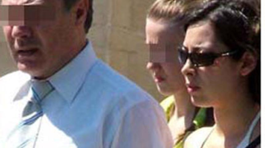 Manken kılığında profes&ouml;r&uuml; dolandırdı