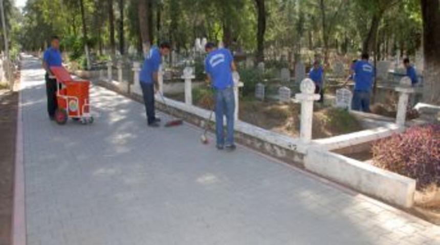 Mezarlıklar Bayrama Hazırlanıyor
