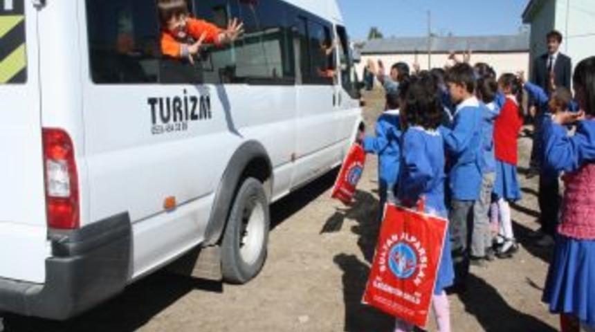 Kardeş Okuldan K&ouml;y Okuluna Bayram Ziyareti