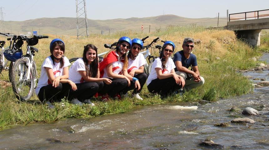 Kadın bisiklet&ccedil;iler 'zafer' i&ccedil;in pedal &ccedil;eviriyor