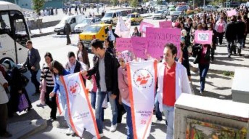 Sağlık Bilimleri Fak&uuml;ltesi&rsquo;nden Meme Kanserine Karşı &lsquo;farkındalık Y&uuml;r&uuml;y&uuml;ş&uuml;&rsquo;