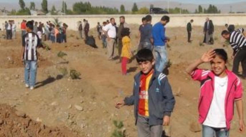 Muş'ta 200 &Ccedil;ocuk, 10 D&ouml;n&uuml;ml&uuml;k Alana 400 Fidan Dikti