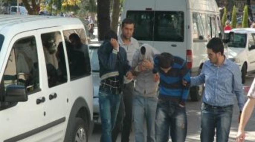 Oturdukları Apartmanı Soydular