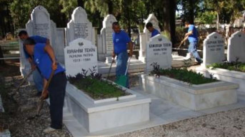 Mezarlıklarda Bayram temizliği