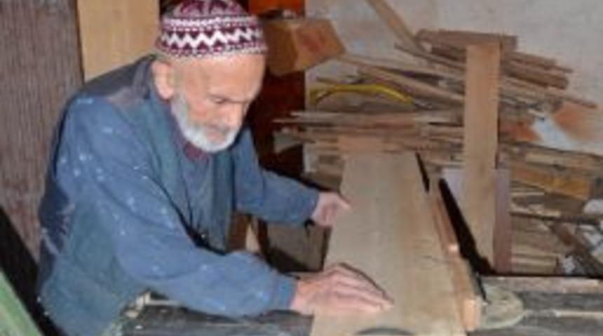 90’lık Dede Halen Mesleğini Sürdürüyor