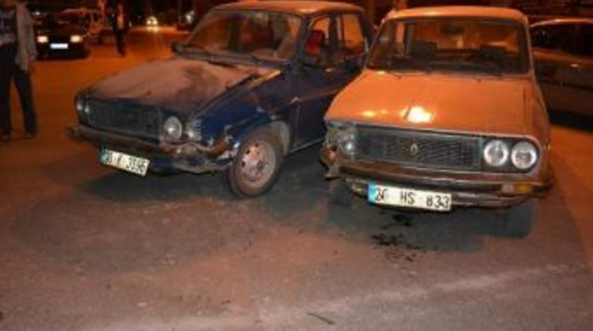 Kale İl&ccedil;esinde İki Otomobil &Ccedil;arpıştı