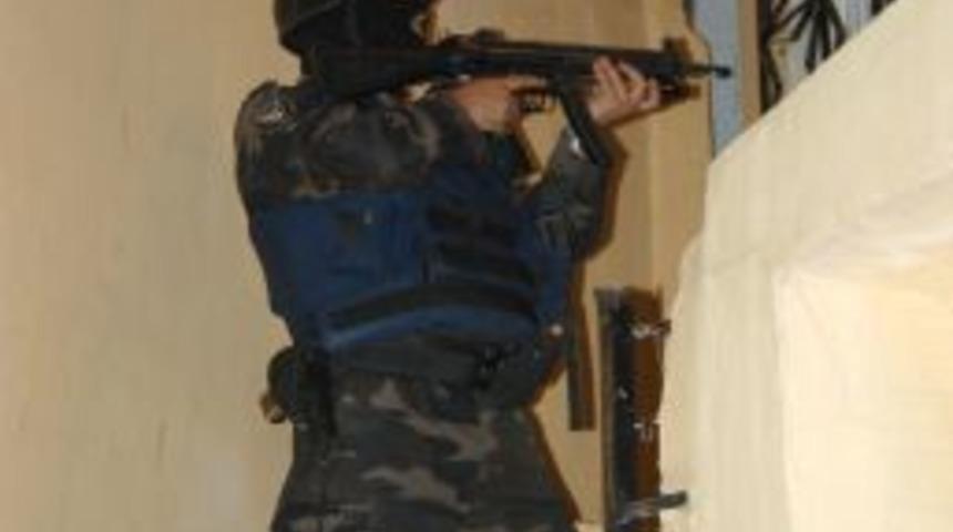 Polisler Ebeveynleri G&ouml;zaltına Alınan &Ccedil;ocuklara Hediye Verdi