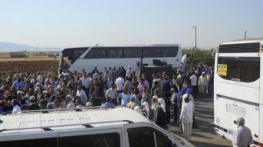 Hacı Adayları Silopi'de Yolu Trafiğe Kapattı