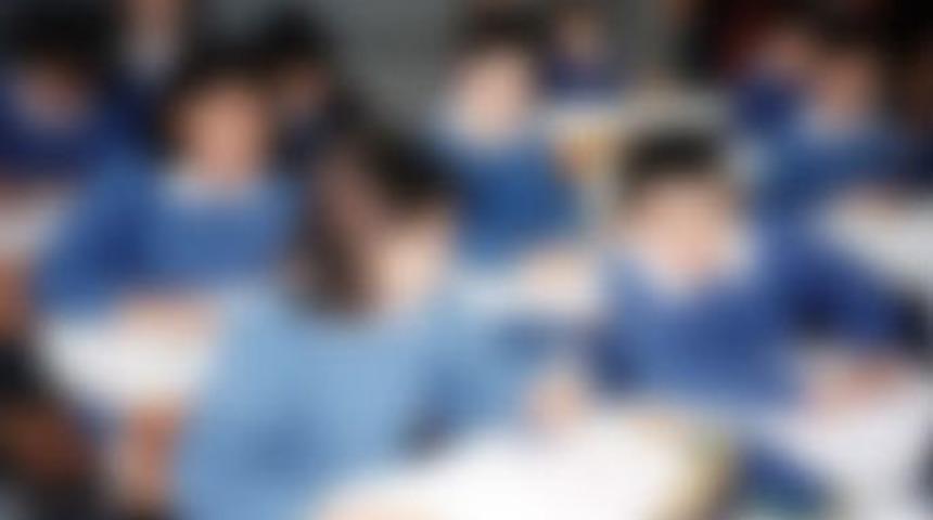 &Ouml;ğrencileri internette teşhir etti