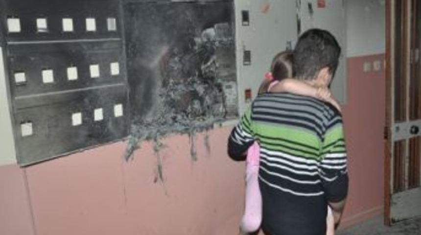 Elektrik Panosundaki Yangın Apartmanı Sokağa D&ouml;kt&uuml;