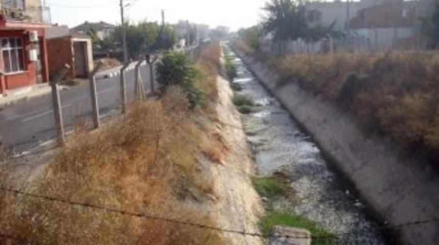 Manisa'da Sulama Kanalları Temizleniyor