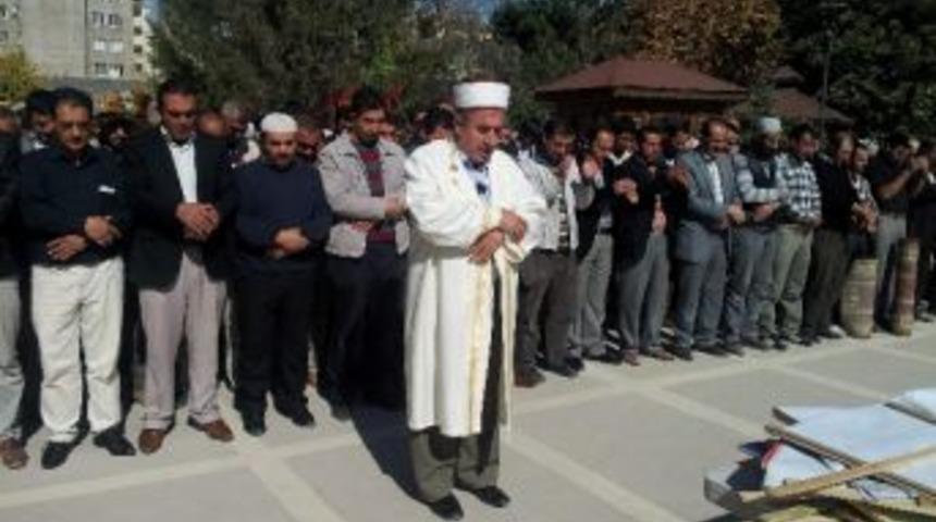 Suriyeli Şehitler İ&ccedil;in Gıyabi Cenaze Namazı Kılındı