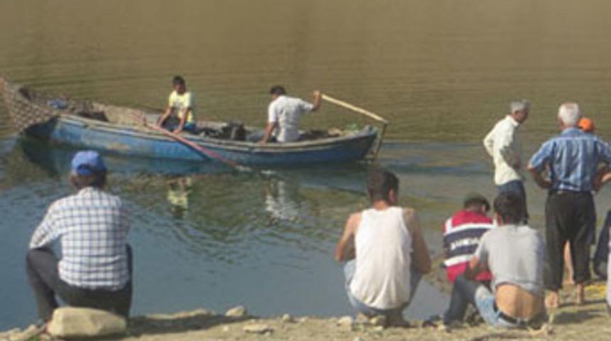 Yaralı &ouml;rdek i&ccedil;in canını verdi