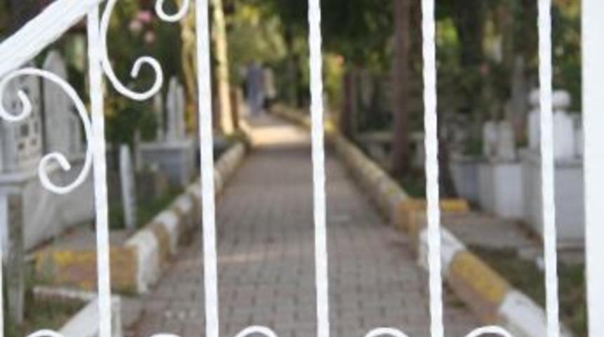 Akyazı&rsquo;da Mezarlıklar Bayrama Hazır