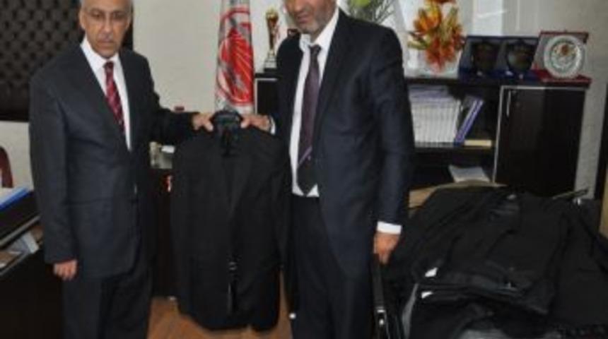 G&ouml;n&uuml;l Birliği Derneği'nden &Ouml;ğrencilere Giyecek Yardımı