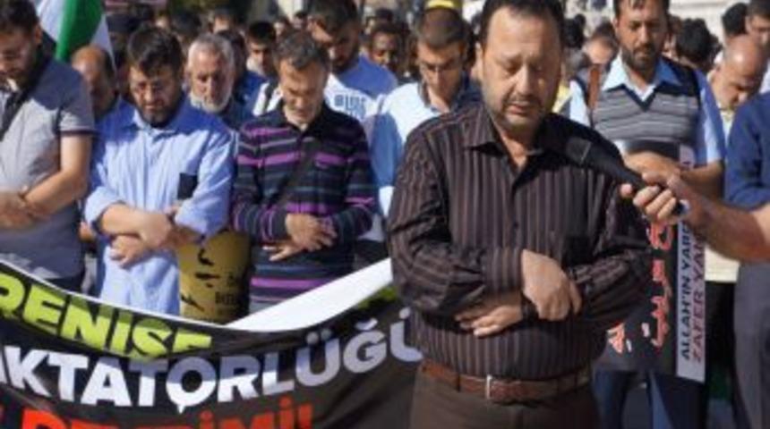&Ouml;len Suriyeli Muhalifler I&ccedil;in Gıyabi Cenaze Namazı Kıldılar