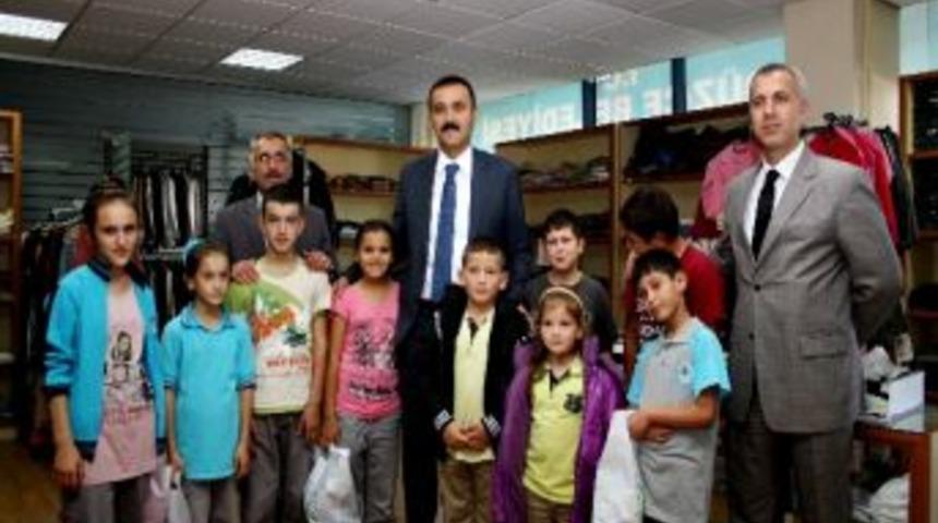 D&uuml;zce Belediyesi Bayram &Ouml;ncesi &Ccedil;ocukları Sevindiriyor