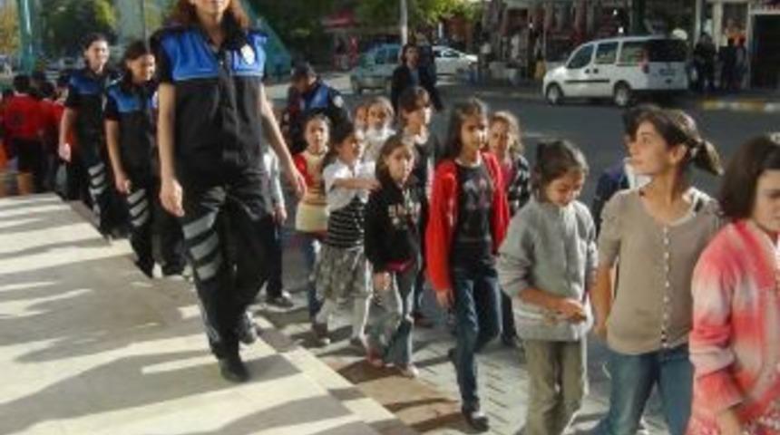 Muş Polisi 600 &Ccedil;ocuğu Sinemaya G&ouml;t&uuml;rd&uuml;