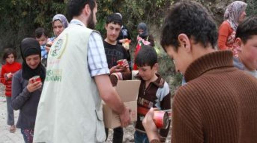 İHH, Asi Nehri'nden Sallarla Suriyelilere Gıda Yardımı Yaptı