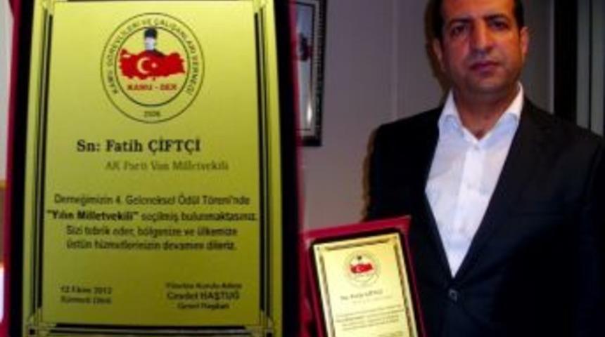 Kamu-der, Ak Parti Van Milletvekili &Ccedil;ift&ccedil;i&rsquo;ye &lsquo;yılın Milletvekili' &Ouml;d&uuml;l&uuml;n&uuml; Verdi
