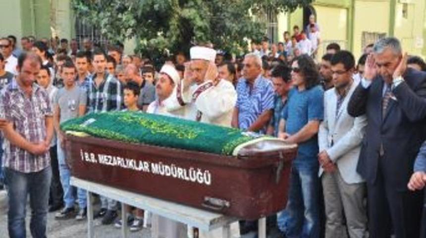 &Ouml;ld&uuml;r&uuml;len Ak Parti İl&ccedil;e Gen&ccedil;lik Kolları Başkan Yardımcısı Son Yolculuğuna Uğurlandı