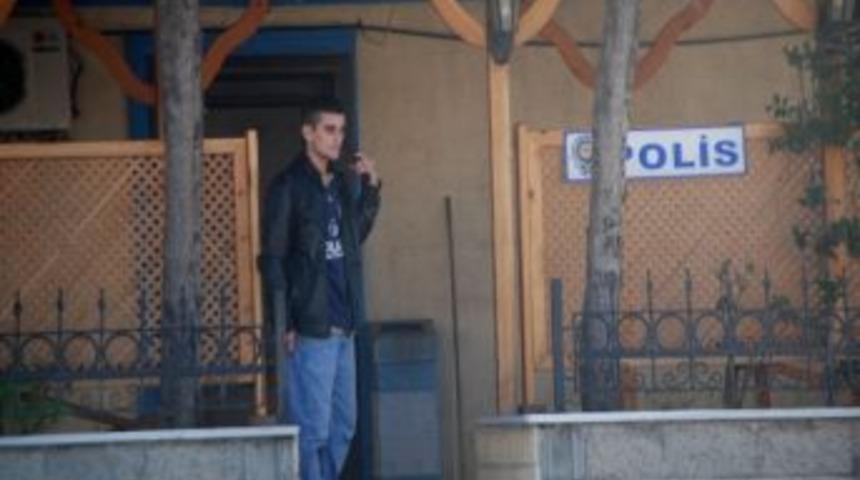 Polisin Belindeki Silahı Alarak İntihar Etmek İstedi