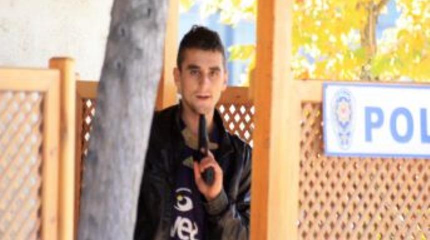 Bayan Memurun Silahını Gaspedip Kafasına Dayadı, Polisleri 4 Saat Uğraştırdı