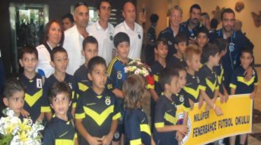 Fenerbah&ccedil;e'yi Bursa'da, Nil&uuml;fer Futbol Okulu&rsquo;nun Minik Sporcuları Karşıladı
