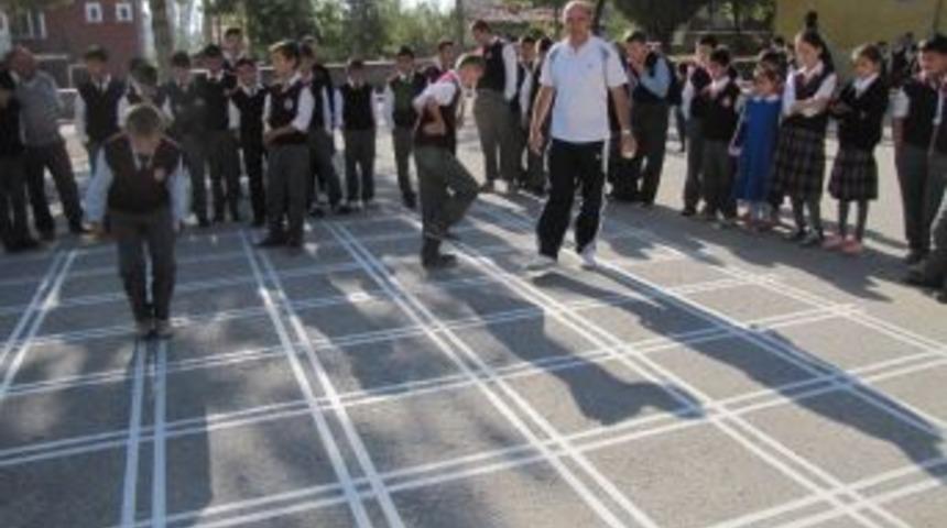 Okul Bah&ccedil;esine Oyun &Ccedil;izgileri