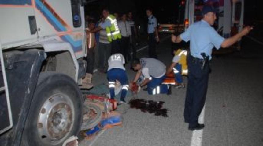 Kamyonun &Ccedil;arptığı Motosiklet S&uuml;r&uuml;c&uuml;s&uuml; &Ouml;ld&uuml;