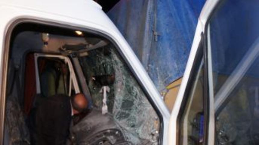 Ağır Yaralı S&uuml;r&uuml;c&uuml; Sıkıştığı Yerden G&uuml;&ccedil;l&uuml;kle &Ccedil;ıkarıldı