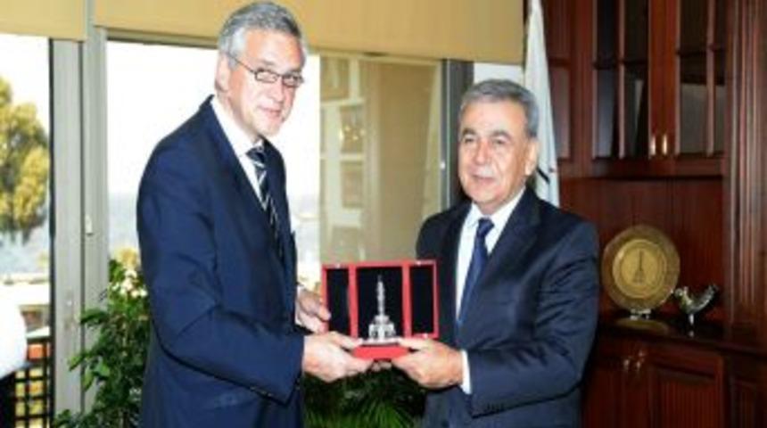 Bel&ccedil;ikalı Başbakan'dan İzmir'e EXPO Desteği