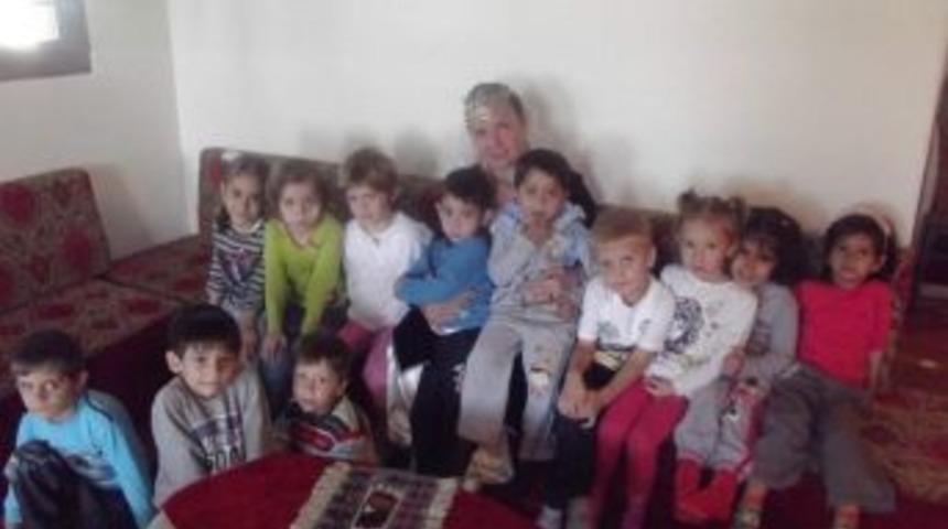 Konakta, &Ccedil;ocuklara Masal Anlatılıyor