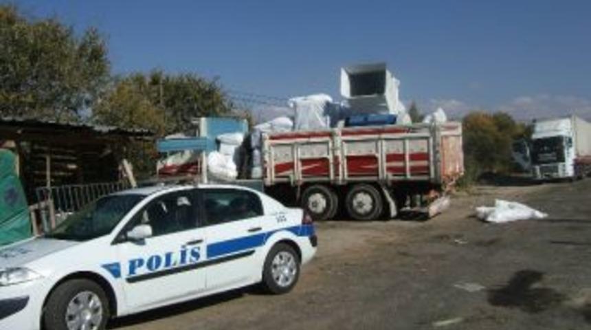 &Ccedil;ay&rsquo;da 25 Bin Paket Ka&ccedil;ak Sigara Ele Ge&ccedil;irildi