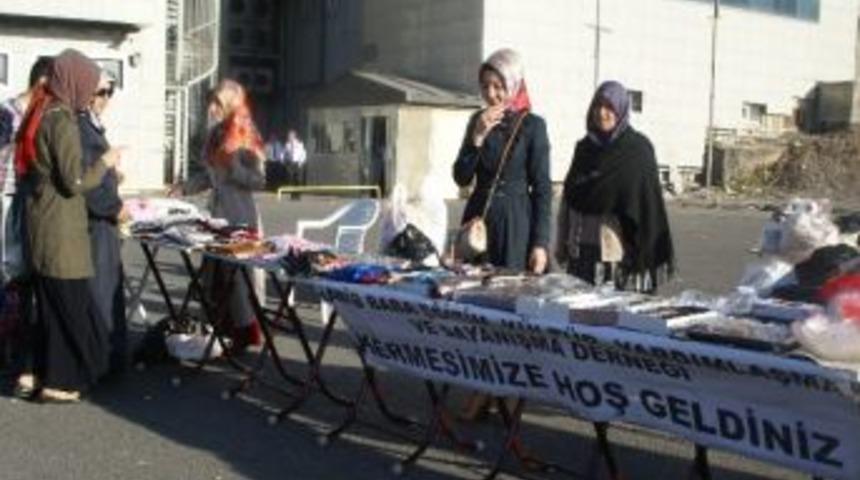 Kız &Ouml;ğrenciler Yararına Kermes