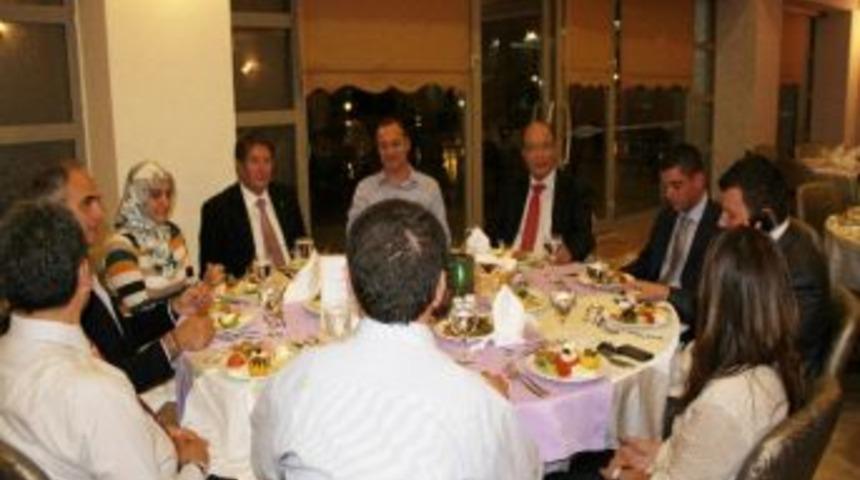 Akdeniz Zeytin Şehirleri Birliği Genel Kurulana Gelenler Yemekte Ağırlandı