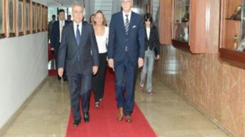 Bel&ccedil;ikalı Başbakan B&uuml;t&uuml;nşehir'i Sordu